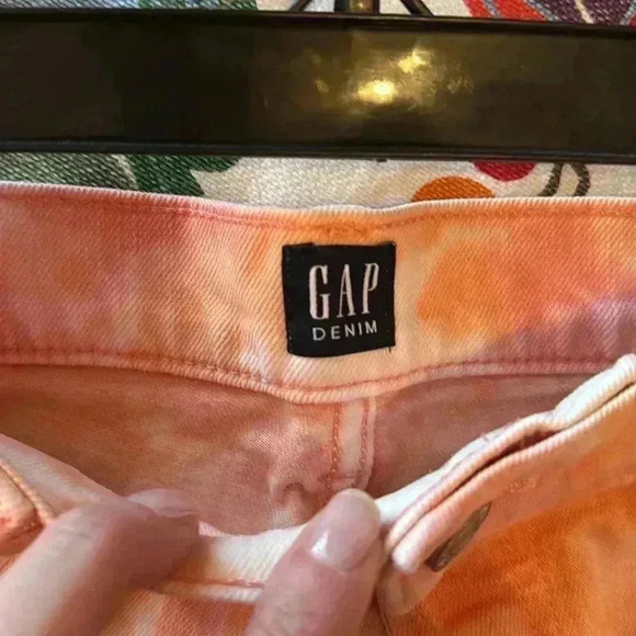 EUC GAP Cheeky Short in orange tie dye. Size 8/29 - Picture 4 of 6